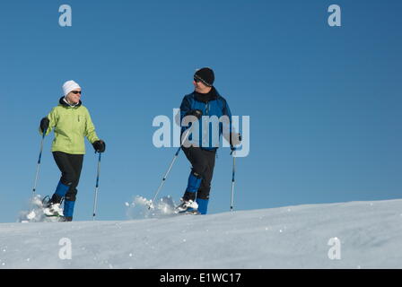 Älteres paar Schneeschuhwandern in Simcoe, Ontario, Kanada Stockfoto