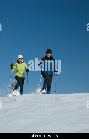 Reife paar Schneeschuhwandern in Simcoe County, Ontario, Kanada Stockfoto