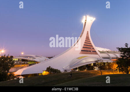 Das Olympiastadion oder Stade Olympique in Montreal in der Abenddämmerung von Sherbrooke Straße aus gesehen. Die Website wurde für die 1976 Su konzipiert. Stockfoto