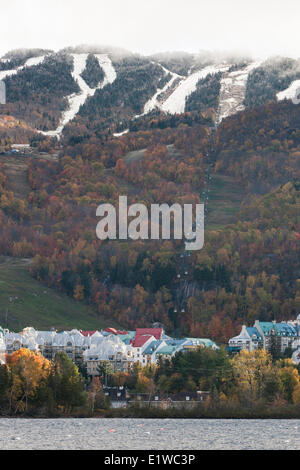 Erster Schnee auf Mont-Tremblant Ski Resort in Herbst, Blick über Lac Tremblant. Mont-Tremblant, Quebec. © Allen McEachern. Stockfoto