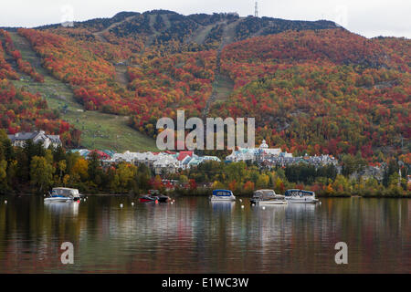 Blick über Lac Tremblant in Mont-Tremblant Ski-Resort im Herbst.  Mont-Tremblant, Quebec. © Allen McEachern. Stockfoto