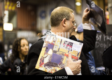 Ein Mann mittleren Alters wählt ein Ramones EP, Record Store Day 2014, Rough Trade New York, Brooklyn Stockfoto