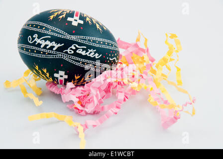 Pysanky Easter Egg auf weißem Hintergrund. Stockfoto