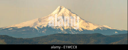 Mount Hood, genommen aus Sicht der Hood River, Oregon, Vereinigte Staaten von Amerika Stockfoto