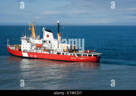 Kanadische Küstenwache Schiff, "Henry Larsen," in Pond Inlet, Nunavut, Kanada, während Betrieb Nanook 2010. Stockfoto