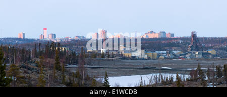 Die verlassenen Giant Mine, mit der Stadt von Yellowknife in den Hintergrund.  Yellowknife, Northwest Territories, Kanada. Stockfoto