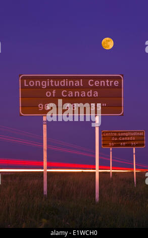 Beschilderung entlang der Trans-Canada Highway östlich von Winnipeg zu markieren, was ist die longitudinale Zentrum von Kanada, Manitoba, Kanada Stockfoto