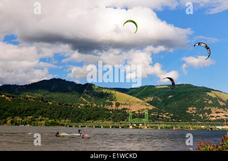 Parasailing auf dem Columbia River in der Nähe von Hood River Bridge in der Nähe von Hood River, Oregon, USA. Stockfoto