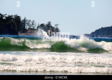 Ein Surfer auf einer Welle an Cox Bay in Tofino, BC. Stockfoto