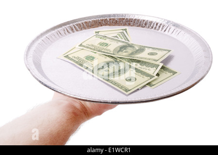 Portion Geld auf einem Teller isoliert auf weißem Hintergrund Stockfoto