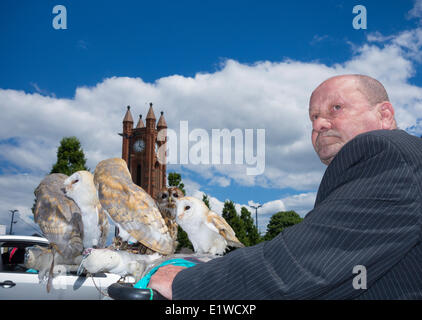 Rentner John Miller nimmt seine vier Schleiereulen und ein Waldkauz für eine Spritztour auf seine Mobilität Roller. Middlesbrough, England, Vereinigtes Königreich Stockfoto