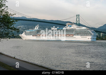 Kreuzfahrtschiff verlassen Vancouver Hafen und gehen unter die Lions Gate Bridge, Vancouver, Britisch-Kolumbien, Kanada Stockfoto