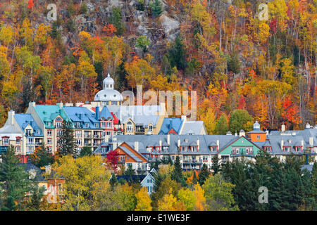 Mont Tremblant Dorf im Herbst, Laurentians, Quebec, Kanada Stockfoto