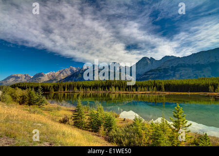 Die robuste Kananaskis Berge und Upper Kananaskis Lake von Smith Dorian Autobahn aus gesehen Stockfoto