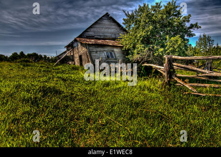 Eine alte Abanded Schuppen, oder ein Haus, in einem Hof, gegen einen blauen Himmel.  Atton der Lake, Saskatchewan, Kanada. Stockfoto