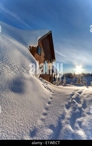 Eine Skihütte im tiefen Schnee bedeckt ist eine bekannte Website bis auf Mt. Washington kleinen Dorf Loacted in der Nähe von Ski-Hügel.  Mt. Stockfoto