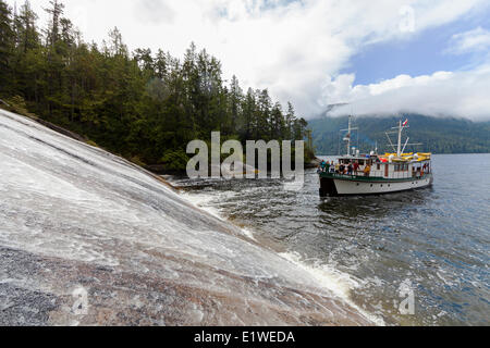 Die Columbia III Nasen in einem flachen Winkel Wasserfall in Tribune Kanal für Gäste zu fotografieren auf einer Foto-Tour in der Br Stockfoto