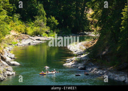 Cowichan flussabwärts schwimmenden ist eine beliebte Aktivität in den Sommermonaten, wenn der Fluss erwärmt.  Cowichan River, die Co Stockfoto