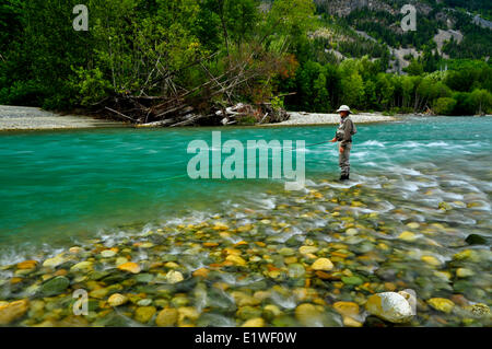 Mann Angeln auf Dean River, British Columbia, Kanada Stockfoto