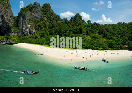 Long-tailed Angelboote/Fischerboote, Phra Nang Beach, Krabi, Thailand Stockfoto