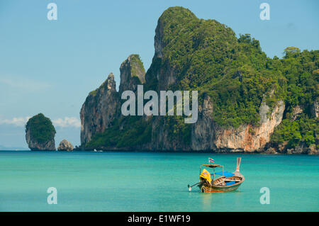 Ein Long-tailed Boot in Loh Dalam Bay, Phi Phi Inseln, Thailand; Website des Tsunami von 2004 Stockfoto