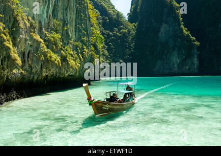 Long-tailed Fischfang Bootstour auf der Insel Phi Phi Leh, Thailand Stockfoto