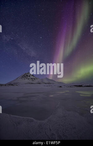 Aurora Borealis oder Nordlichter tanzen über den dunklen Nachthimmel, Dempster Highway, Yukon mit der Milchstraße so gut gesehen. Stockfoto