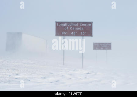 Beschilderung entlang der Trans-Canada Highway östlich von Winnipeg während Winter, Manitoba, Kanada Stockfoto