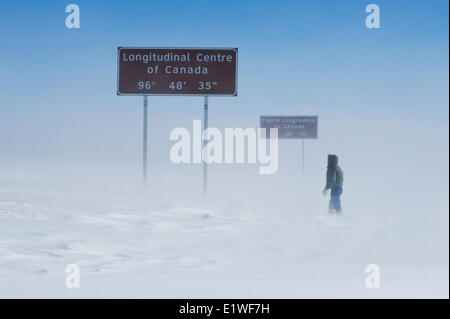 Beschilderung entlang der Trans-Canada Highway östlich von Winnipeg während Winter, Manitoba, Kanada Stockfoto