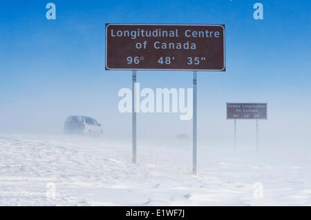 Beschilderung entlang der Trans-Canada Highway östlich von Winnipeg während Winter, Manitoba, Kanada Stockfoto