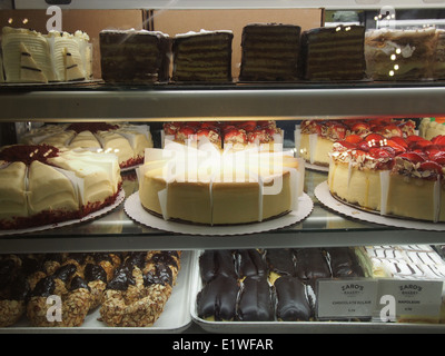 Kuchen auf dem Display an Zaro Bäckerei in der Grand Central Station, New York, USA, 30. Mai 2014, © Katharine Andriotis Stockfoto