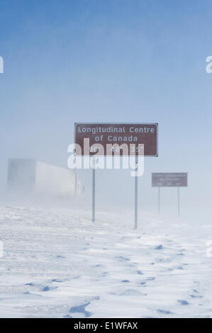 Beschilderung entlang der Trans-Canada Highway östlich von Winnipeg während der Winter, Manitoba, Kanada Stockfoto