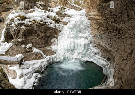 Niedriger fällt am Johnston Canyon im Winter. Banff Nationalpark, Alberta, Kanada. Stockfoto