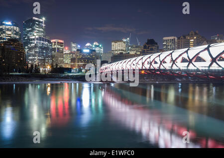 Frieden-Fußgängerbrücke und Downtown Calgary reflektiert in den Bow River in der Nacht. Calgary, Alberta, Kanada. Stockfoto