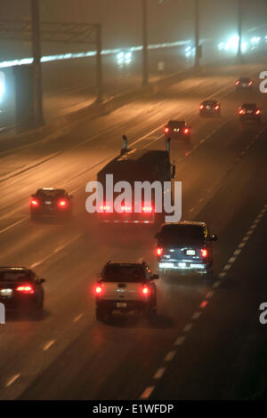 Autos fahren auf der Autobahn bei Nacht Stockfoto