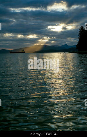 Frachtschiff im Burrard Inlet, Vancouver, BC Stockfoto