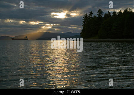 Frachtschiff im Burrard Inlet, Vancouver, BC Stockfoto