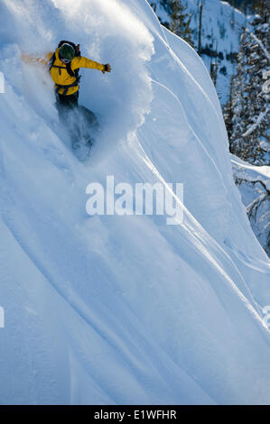 Ein Snowboarder auf einen steilen laufen im Hinterland von Wildwasser-Skigebiet, Nelson, Britisch-Kolumbien Stockfoto