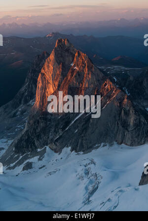 Bugaboo Spire gebadet im Alpenglühen, Bugaboo Alpine Provincial Park, Britisch-Kolumbien Stockfoto