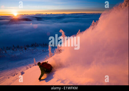 Ein Skifahrer-Streifen über sonnenbeschienene Schnee im Hinterland bei Sonnenuntergang in der Nähe von Nelson, Britisch-Kolumbien Stockfoto