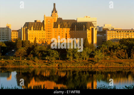 Das Delta Bessborough Hotel spiegelt sich in South Saskatchewan River bei Sonnenaufgang, Saskatoon, Saskatchewan, Kanada Stockfoto