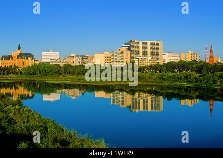 Die Stadt Saskatoon spiegelt sich in South Saskatchewan River bei Sonnenaufgang, Saskatchewan, Kanada Stockfoto