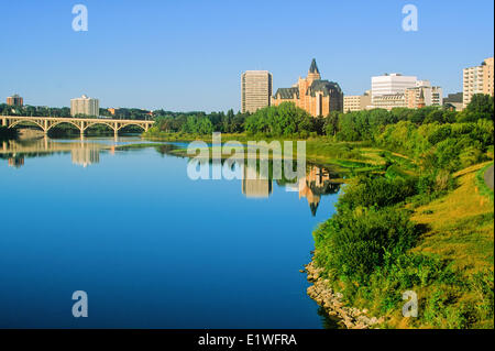 Die Stadt Saskatoon spiegelt sich in den South Saskatchewan River, Saskatchewan, Kanada Stockfoto