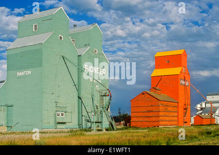 Getreidesilos, Nanton, Alberta, Kanada Stockfoto