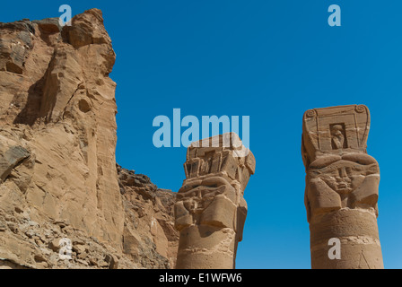 Hathor Stil Säulen und Jabel Barkal pinnacle, Tempel des Amun, Jabel Barkal Stockfoto