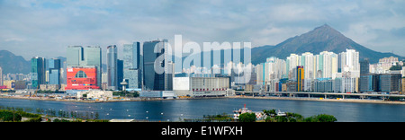 Panorama Skyline Blick auf dichten urbanen Stadtbild von Kowloon Bay in Hongkong Stockfoto