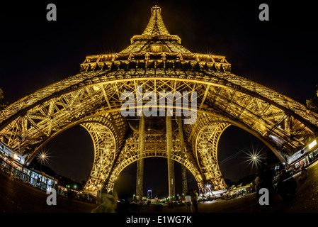 Paris - 28 August: Fish-Eye Blick auf Eiffelturm in der Nacht am 28. August 2013 in Paris, Frankreich Stockfoto