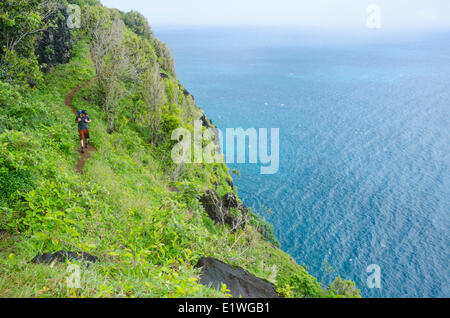 Ein Mann, Wandern entlang der Kalalau Trail, Na'Pali Küste, Kaua'i Stockfoto