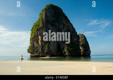 Eine junge Frau beim Yoga am Strand vor Happy Island, Phra Nang Beach, Krabi, Thailand Stockfoto