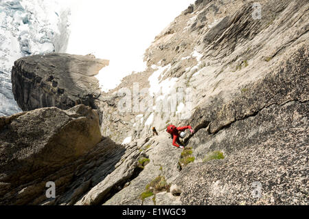 Zwei Kletterer Aufstieg Könige der Wellen auf einer Route Klettern auf Snowpatch Spire, Bugaboos, Britisch-Kolumbien Stockfoto